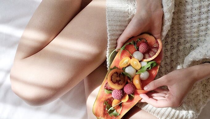 Fata cu papaya si alte fructe